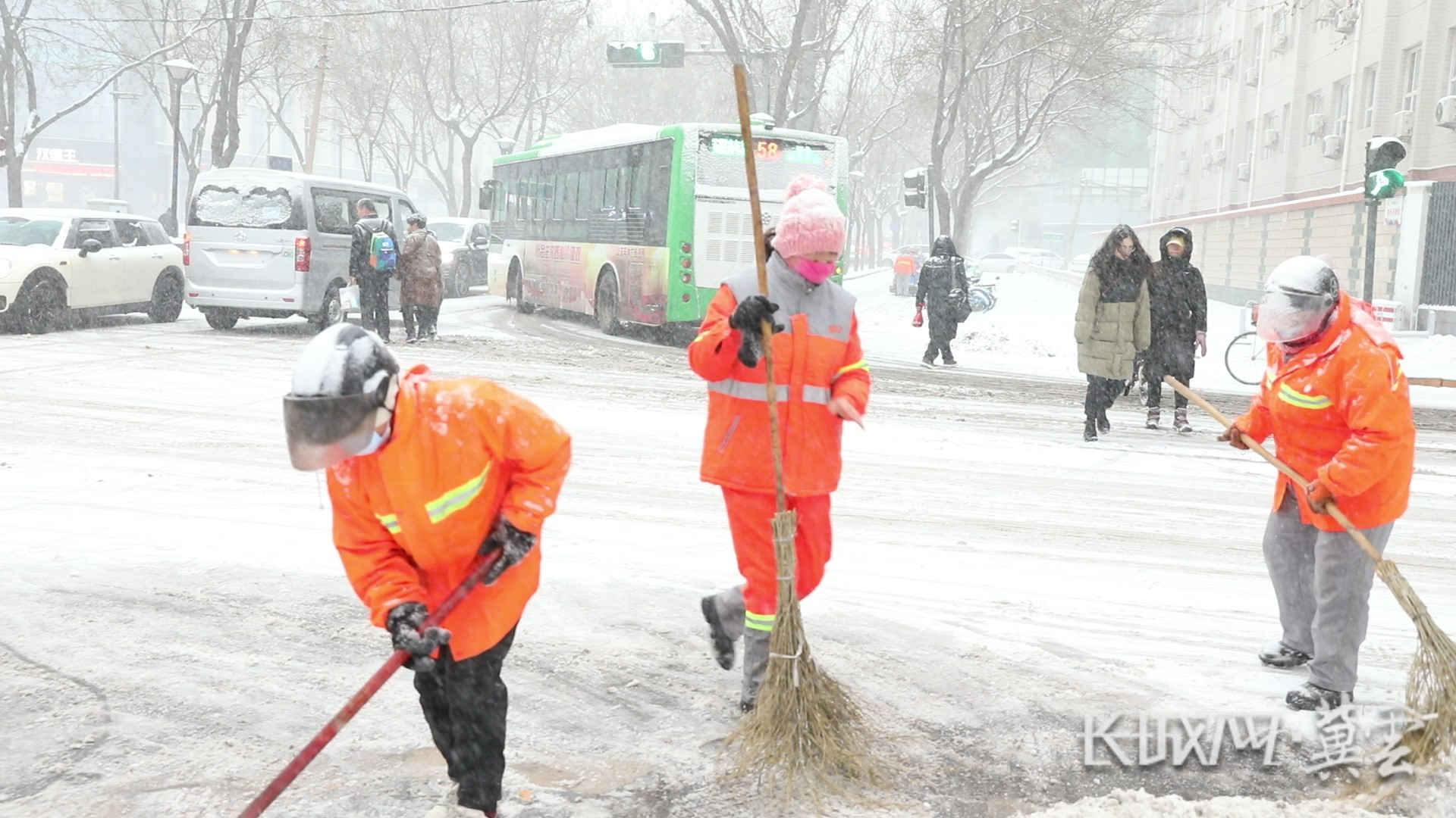 馬長翟（中）帶領工友們在清雪