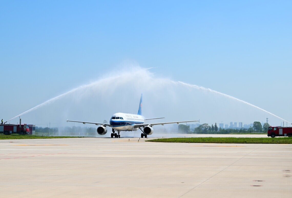 7月18日10時許,，南航CZ8245航班在邢臺褡褳機場受到“水門儀式”迎接,。當日，邢臺褡褳機場正式通航,，迎來廣州至邢臺首批旅客。  河北日報記者 趙永輝攝.jpg