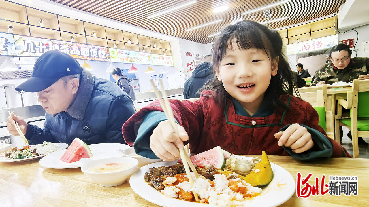 11月19日,，雄安新區(qū)容東片區(qū)羅河社區(qū)食堂，家住富興園社區(qū)的李思柔（右）跟家人一起就餐,。 河北日報記者 劉光昱攝.jpg