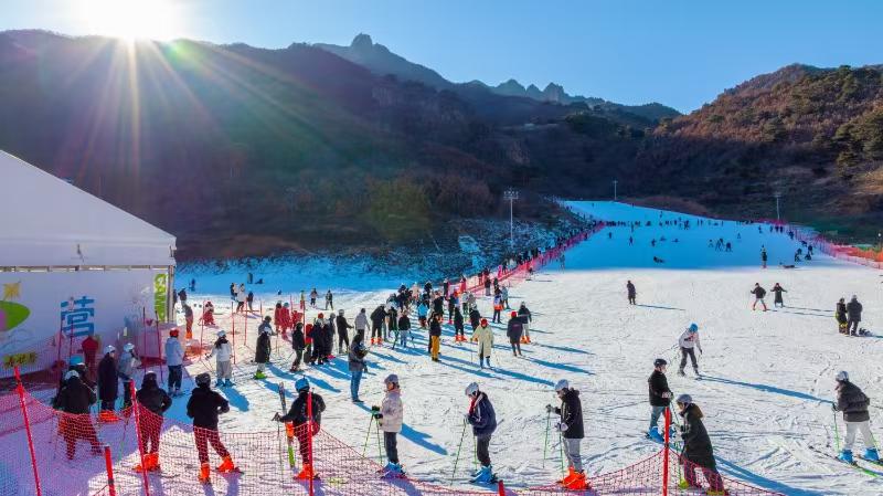 滑雪愛好者在秦皇島天女小鎮(zhèn)滑雪場滑雪。伊建華攝