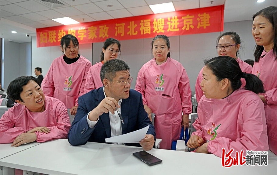 4月29日，邢臺市“河北福嫂”進京津工作推進會現(xiàn)場,，北京一家家政服務平臺工作人員（前排中）介紹北京家政市場崗位信息,。 河北日報記者 張昊攝.jpg