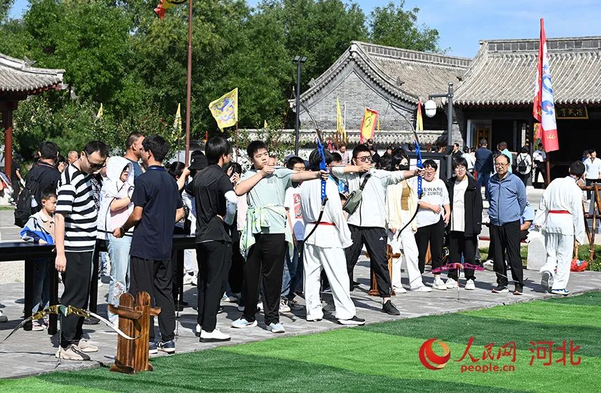 游客體驗科舉射擊。人民網(wǎng)記者 周博攝